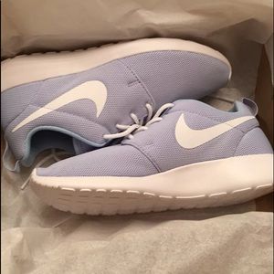 NWT W 8.5 BLUE NIKE ROSHE ONE